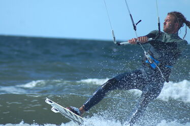 Kitesurfer fährt erste Strecke auf dem Board im Salzhaff