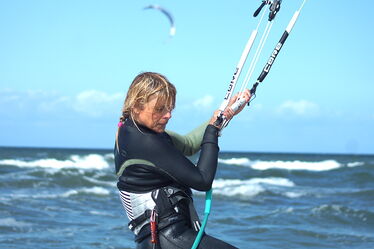 Kitesurfen Kurs mit kleiner Gruppe im Stehrevier der Ostsee
