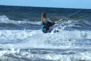 Erste Fahrversuche beim Kitesurfen lernen an der Ostsee